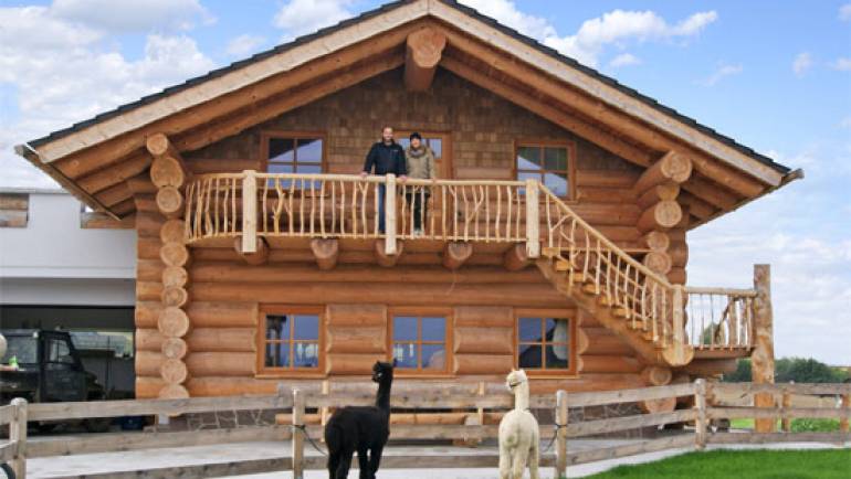 Interesse an einer Übernachtung im Holzblockhaus mit Alpakawanderung ?